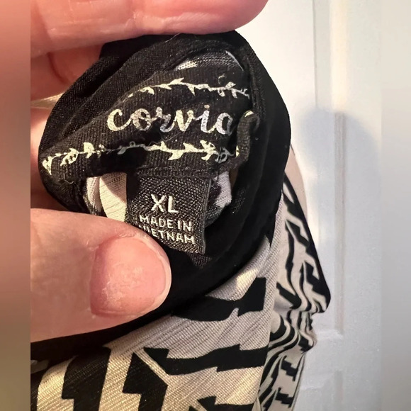 Corvia sz XL b,ack and tan tank top - Picture 5 of 5